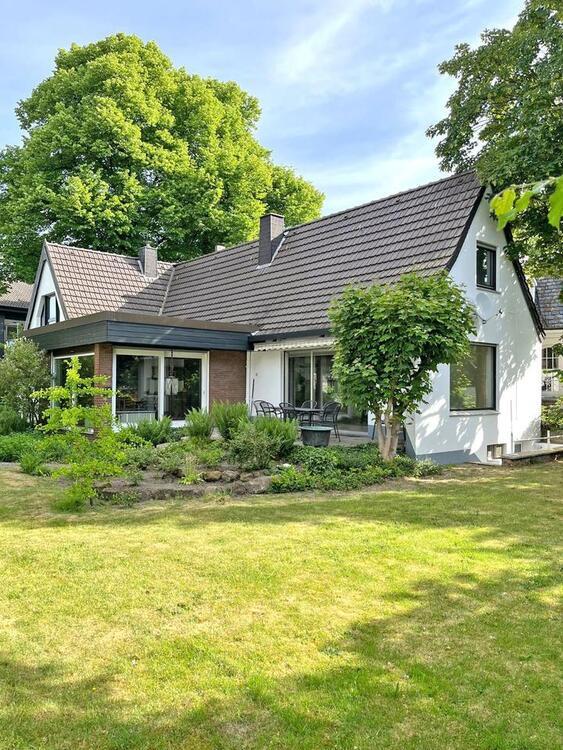 Platz für die ganze Familie: Freistehendes Einfamilienhaus mit einer Doppelgarage [Z-04424]