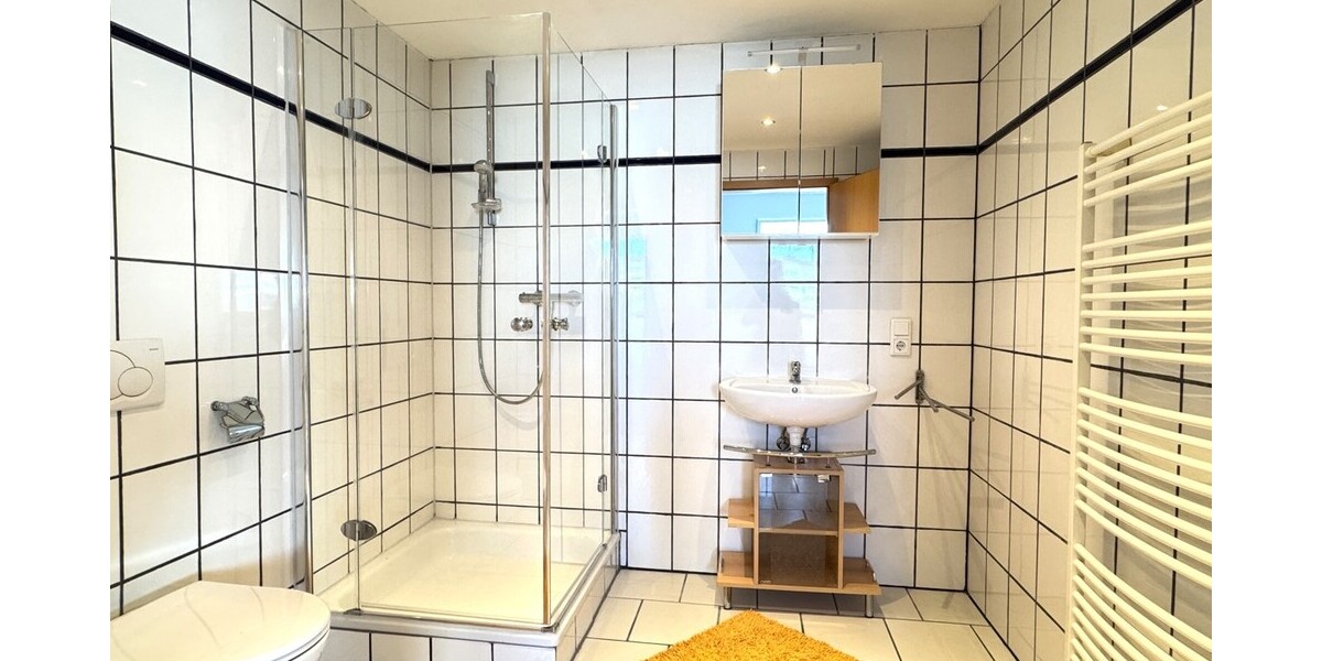 Helle 2-Zimmer-Wohnung im Dachgeschoss eines gepflegten Dreifamilienhauses! 2 zimmer