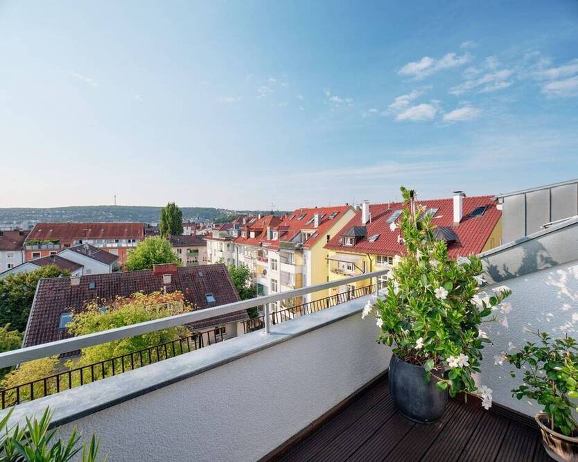 Über den Dächern der Stadt: Außergewöhnliche DG-Wohnung mit Terrasse und Blick über Stuttgart