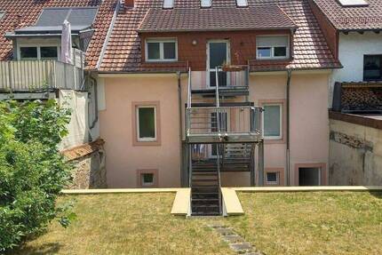Top gepflegtes Zweifamilienhaus (vermietet) mit Terrasse, Balkonen, pflegeleichtem Garten zur Südseite und Garage, in St. Ingbert-SÜD