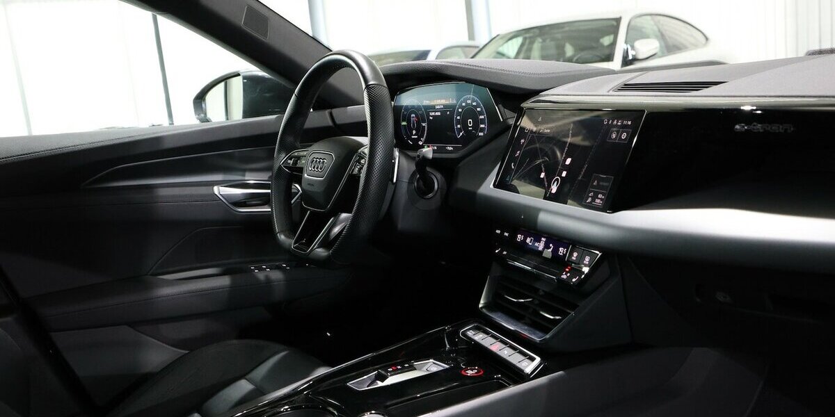 Audi e-tron GT QUATTRO / DAYTONA + BLACK / PANORAMA / 29.000 km 48.777 &euro; Hamm 59077
