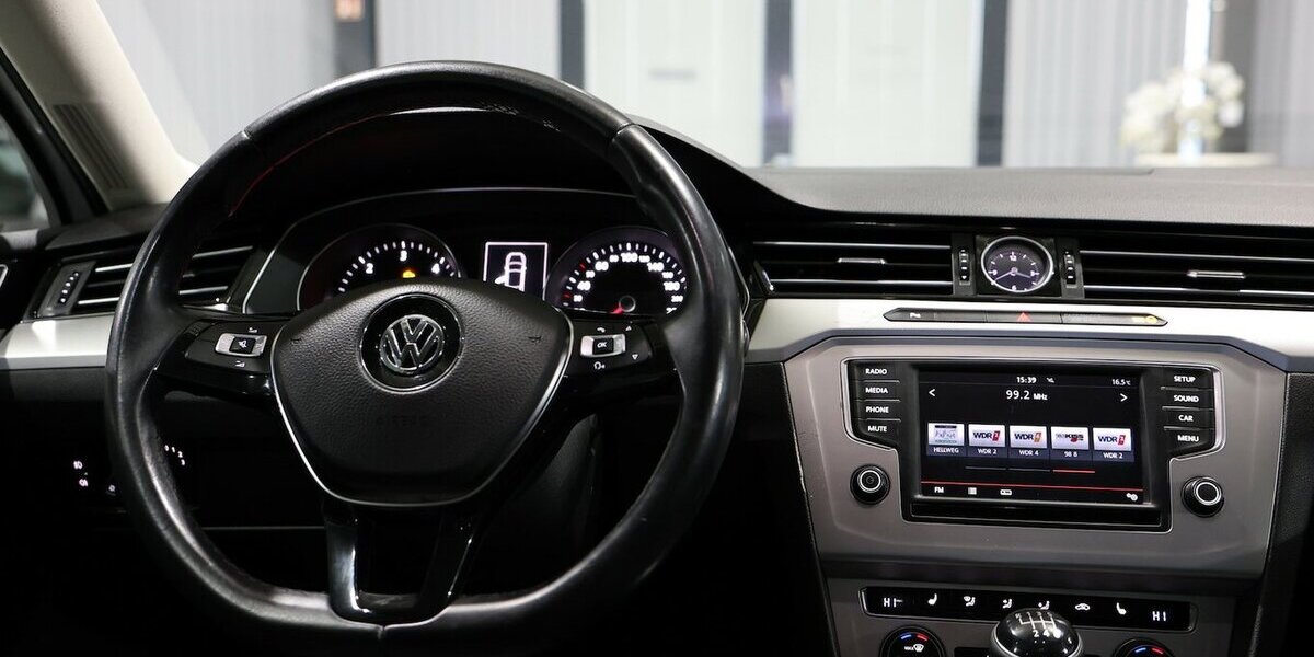 VW Passat 1.6 TDI Comfortline WHITE / MASSAGE+SHZ 176.000 km 9.999 &euro; Hamm 59077