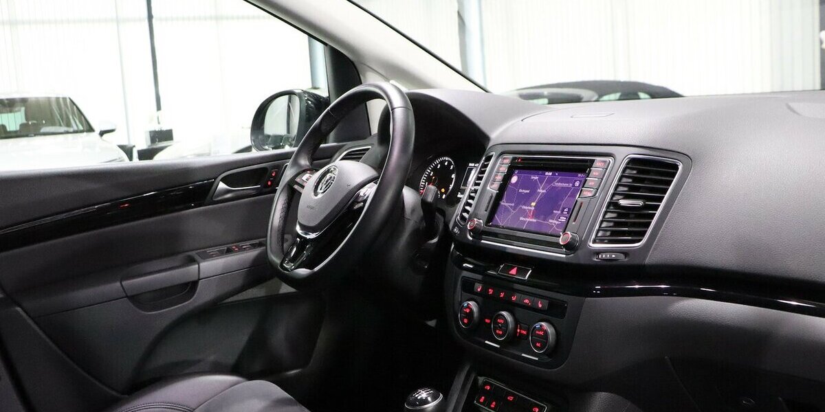 VW Sharan 1.4 TSI BUSINESS HIGHLINE / XENON / TOP 64.000 km 27.991 &euro; Hamm 59077