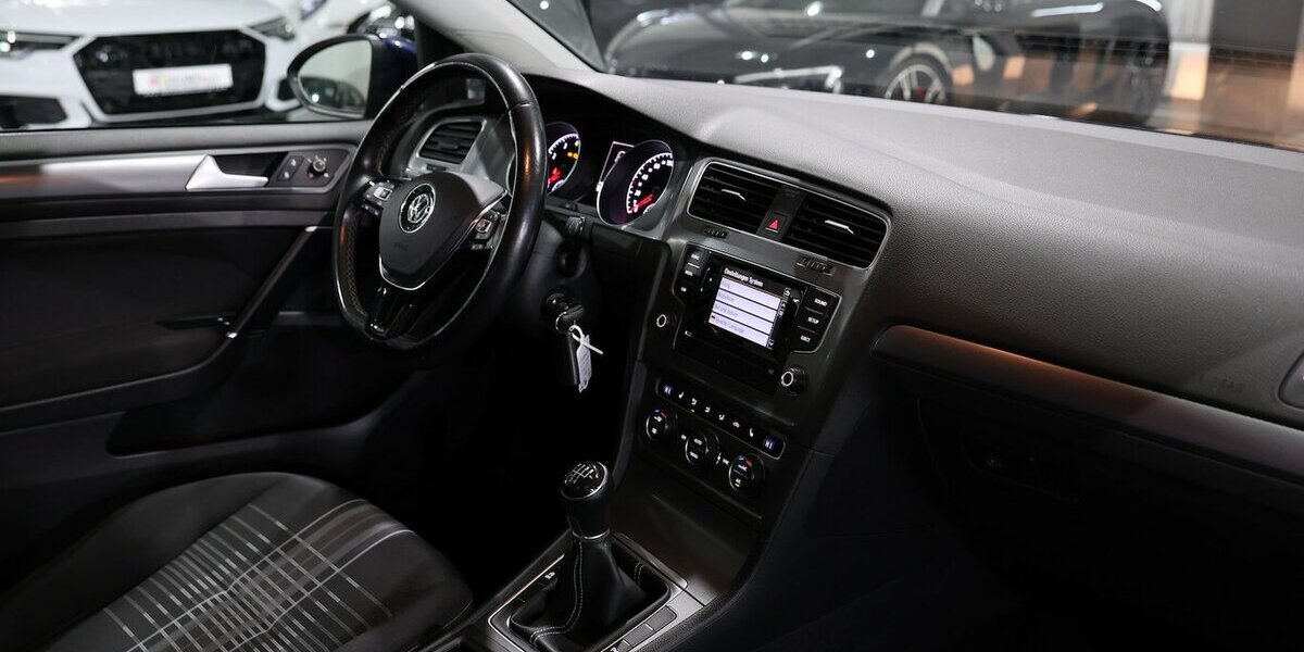 VW Golf VII 1.2 TSI LOUNGE 3-TÜRER / ERST 55.000-KM 55.000 km 10.555 &euro; Hamm 59077