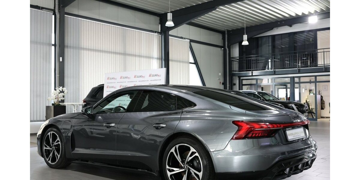 Audi e-tron GT QUATTRO / DAYTONA + BLACK / PANORAMA / 29.000 km 48.777 &euro; Hamm 59077