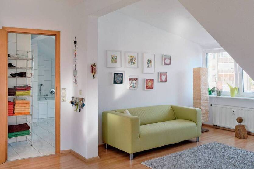 Über den Dächern der Stadt: Außergewöhnliche DG-Wohnung mit Terrasse und Blick über Stuttgart