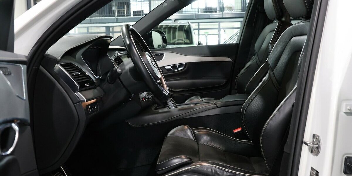 Volvo XC90 RECHARGE P-HEV AWD R-DESIGN SPORT 7-SITZER 137.000 km 36.991 &euro; Hamm 59077