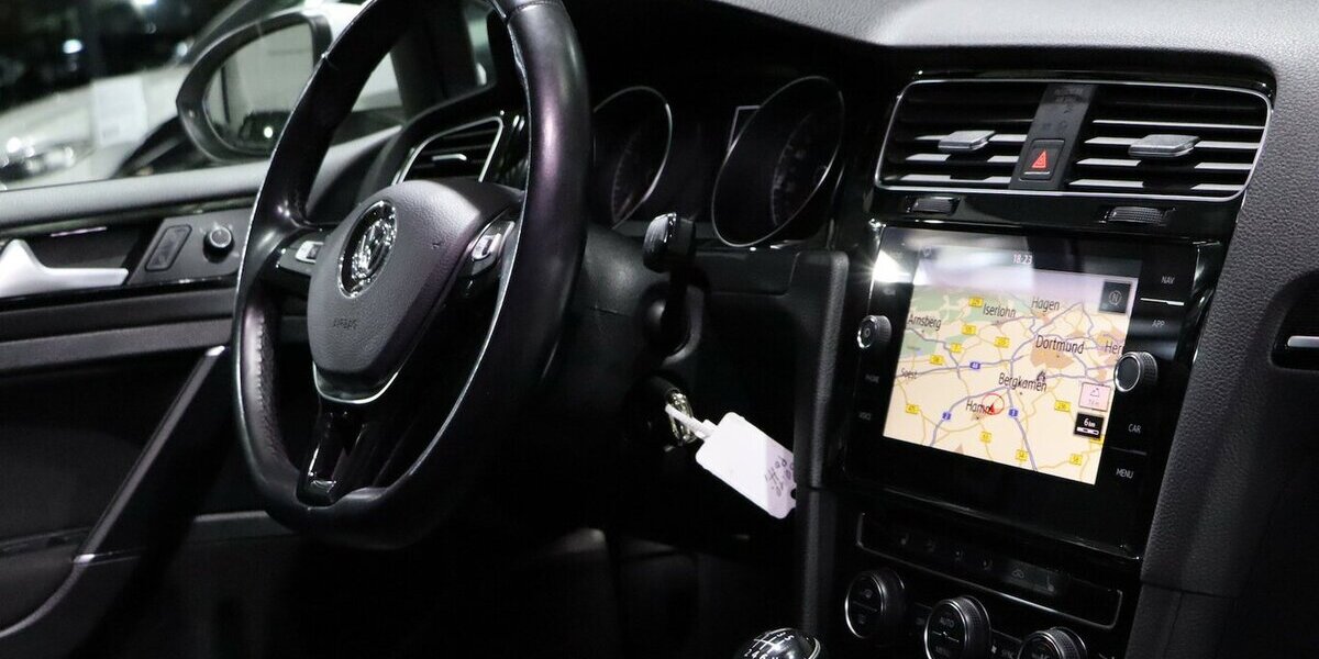 VW Golf VII 1.5 TSI HIGHLINE R-LINE SPORT BLACK LED 192.000 km 12.444 &euro; Hamm 59077