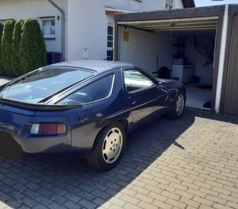 928