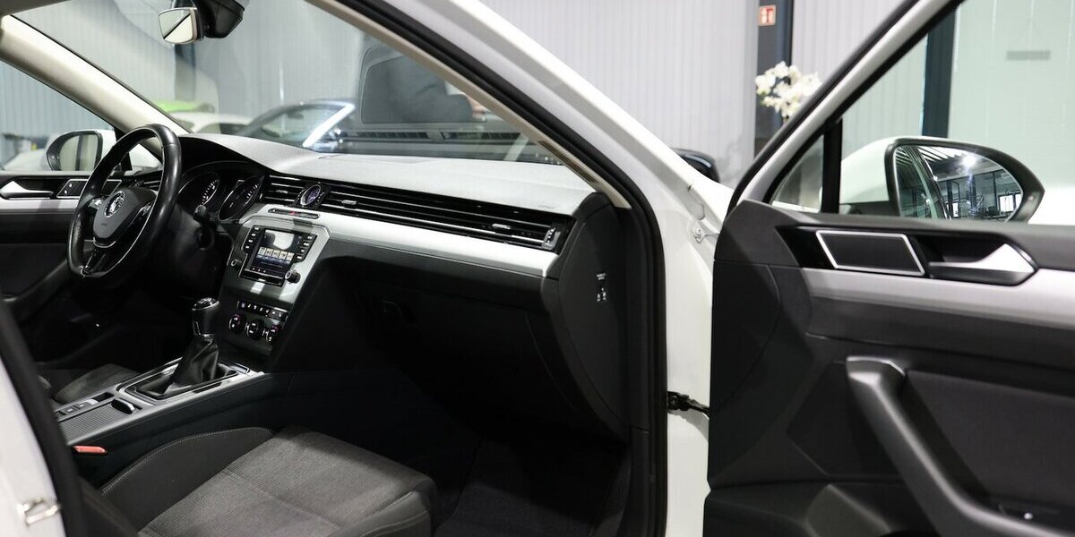 VW Passat 1.6 TDI Comfortline WHITE / MASSAGE+SHZ 176.000 km 9.999 &euro; Hamm 59077