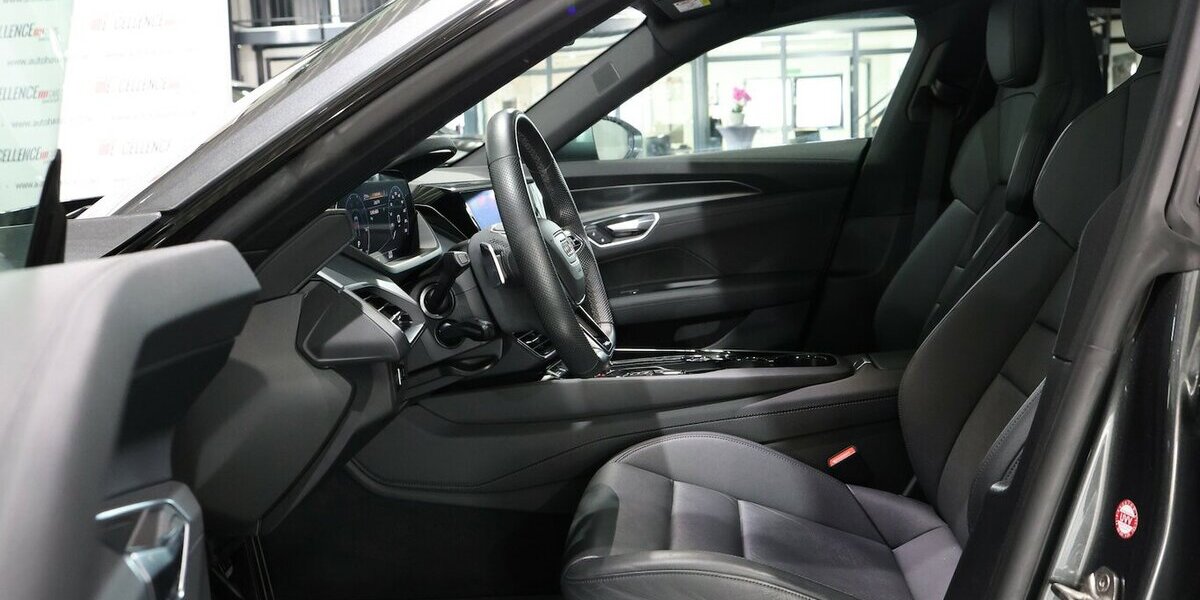 Audi e-tron GT QUATTRO / DAYTONA + BLACK / PANORAMA / 29.000 km 48.777 &euro; Hamm 59077
