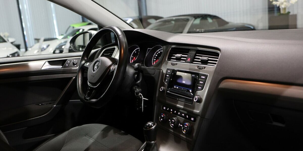 VW Golf VII 1.6 TDI Comfortline COMPOSITION-COLOUR 143.000 km 10.555 &euro; Hamm 59077