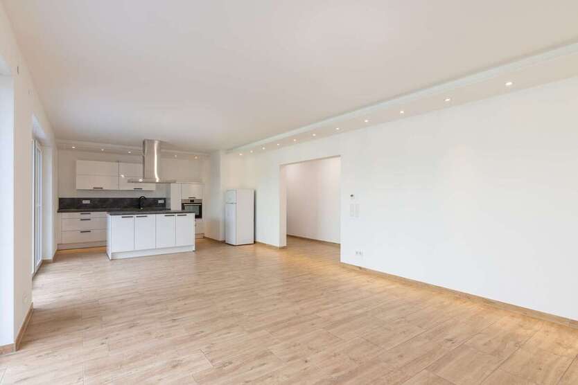 Neuwertiges Mehrfamilienhaus in Hamm-Heessen: 3 Einheiten, Gewerbefläche & privater Garten 9 zimmer