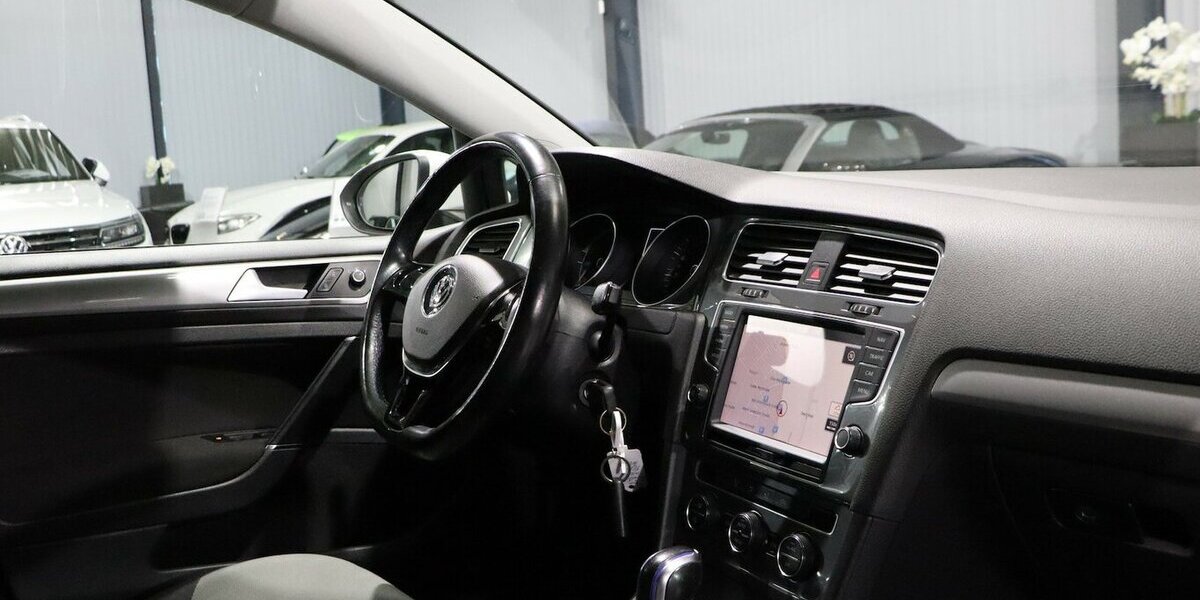 VW Golf E-GOLF VII DSG WHITE / LED / NAVI-DP+APPLE 52.000 km 12.577 &euro; Hamm 59077