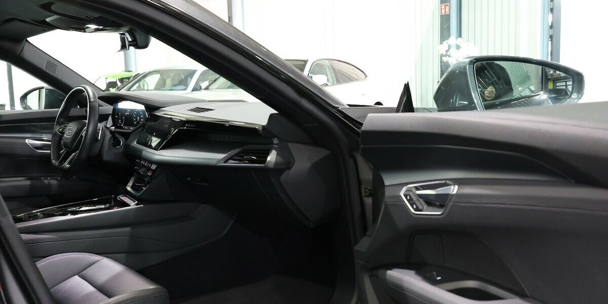 Audi e-tron GT QUATTRO / DAYTONA + BLACK / PANORAMA / 29.000 km 48.777 &euro; Hamm 59077