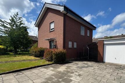 Freistehendes Einfamilienhaus mit Garten, Garage & 2 Stellplätzen