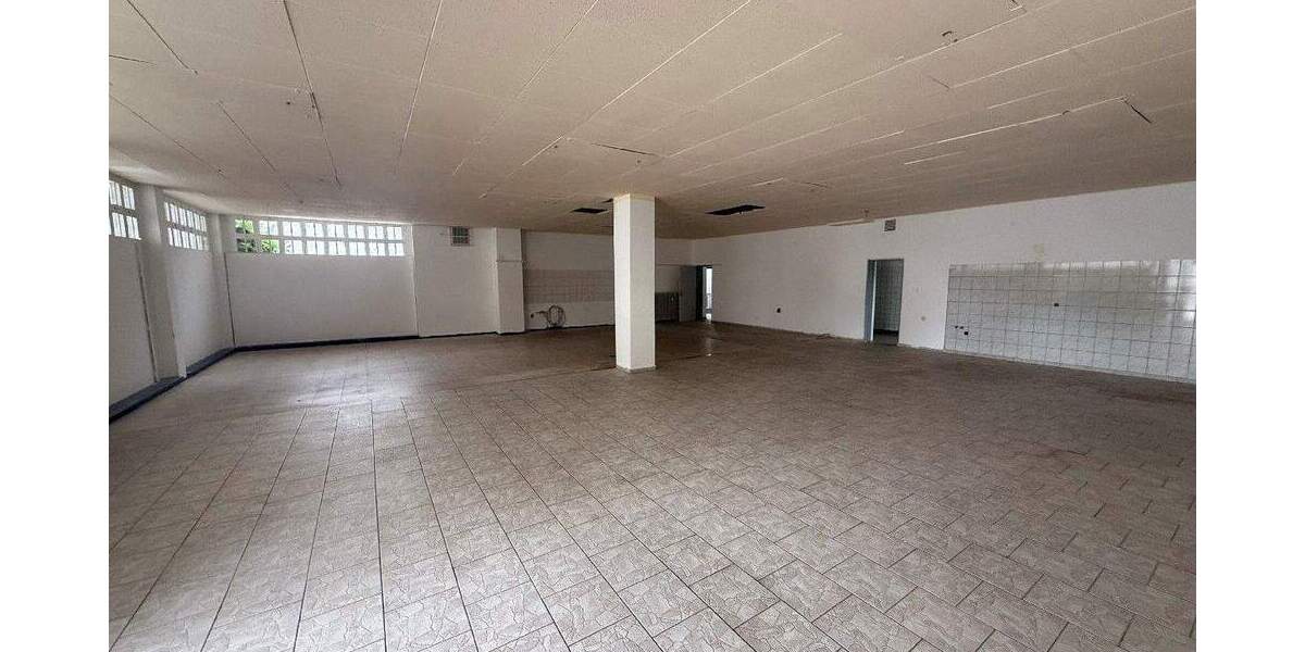 Ebenerdige Laden- Lagerfläche mit PKW-Stellplätzen und Schaufenster 2 zimmer