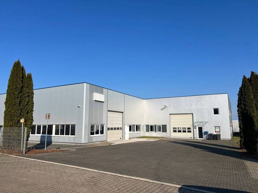 Industriehalle mit Kran und Schwerlastboden
