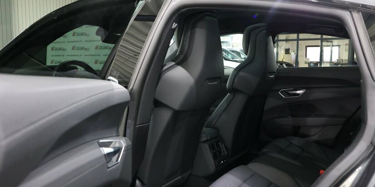 Audi e-tron GT QUATTRO / DAYTONA + BLACK / PANORAMA / 29.000 km 48.777 &euro; Hamm 59077