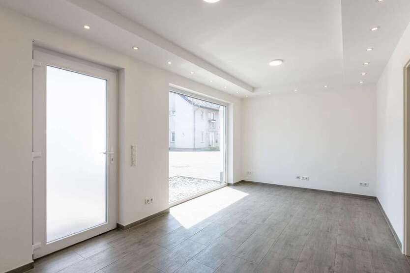 Neuwertiges Mehrfamilienhaus in Hamm-Heessen: 3 Einheiten, Gewerbefläche & privater Garten 9 zimmer