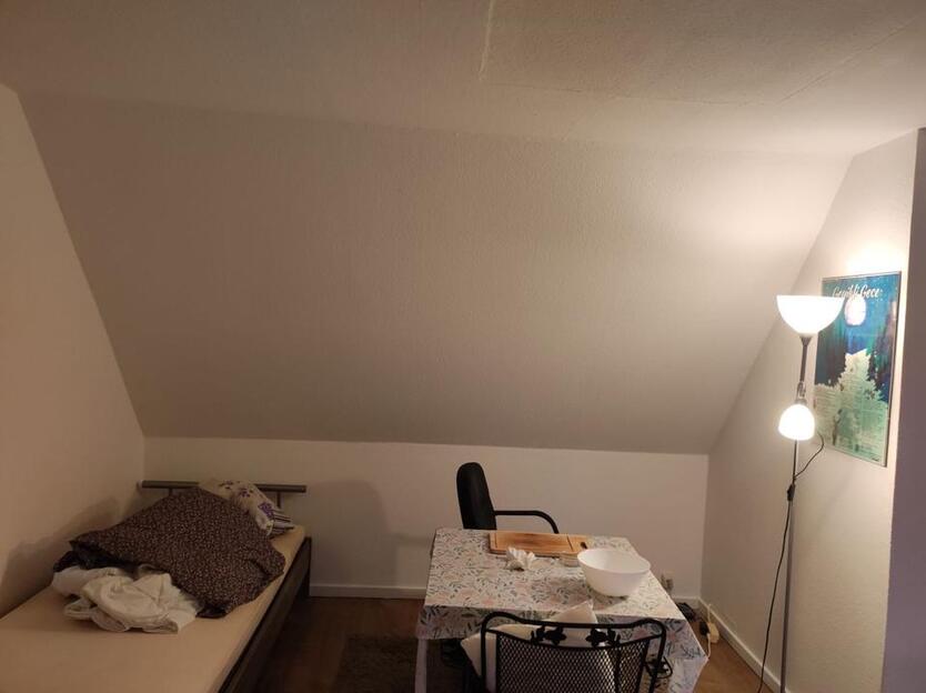 Leere Dachgeschoss Wohnung zu verkaufen