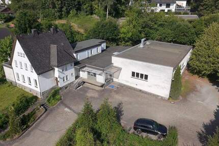 Wohnen & Arbeiten: EFH mit 760?m² Hallenfläche auf großem Grundstück in Sundern zimmer