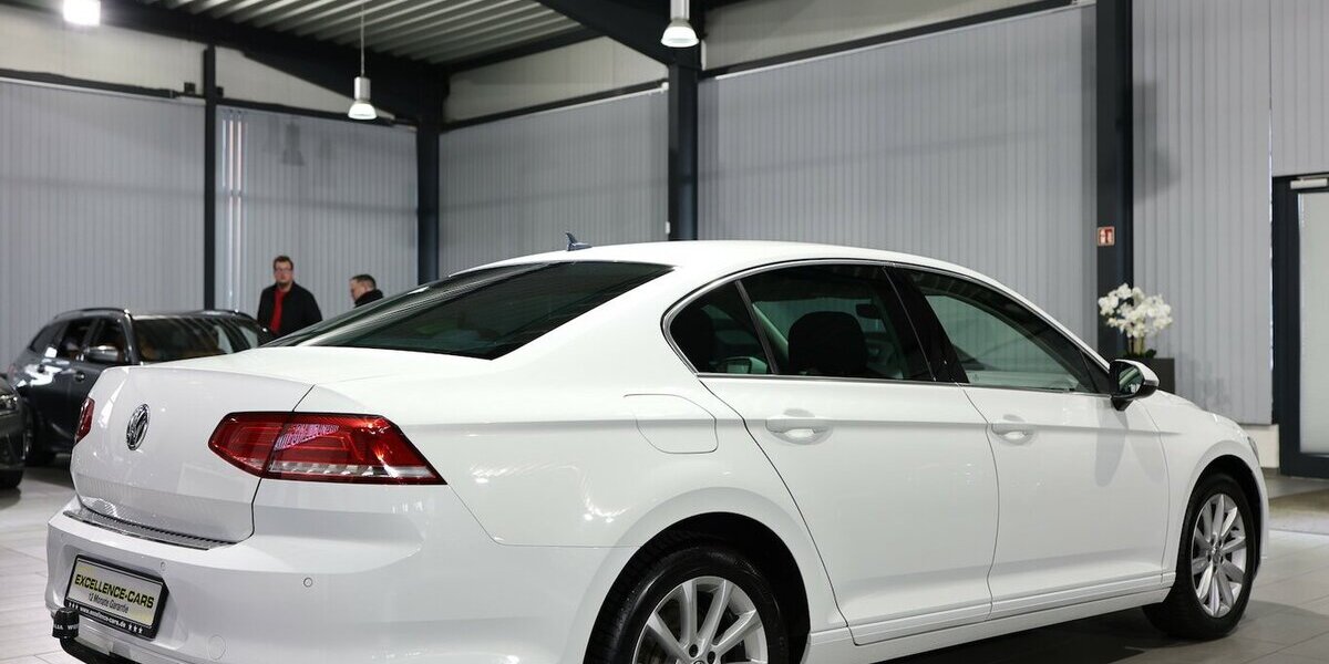 VW Passat 1.6 TDI Comfortline WHITE / MASSAGE+SHZ 176.000 km 9.999 &euro; Hamm 59077