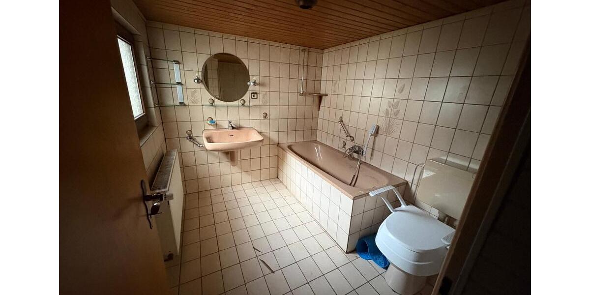 Reihenmittelhaus sanierungsbedürftig gut f. HandwerkerInvestoren 3.5 zimmer