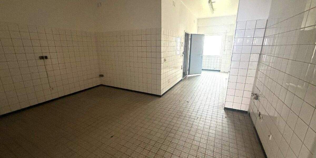 Ebenerdige Laden- Lagerfläche mit PKW-Stellplätzen und Schaufenster 2 zimmer