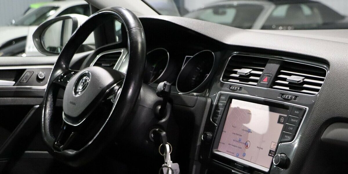 VW Golf E-GOLF VII DSG WHITE / LED / NAVI-DP+APPLE 52.000 km 12.577 &euro; Hamm 59077