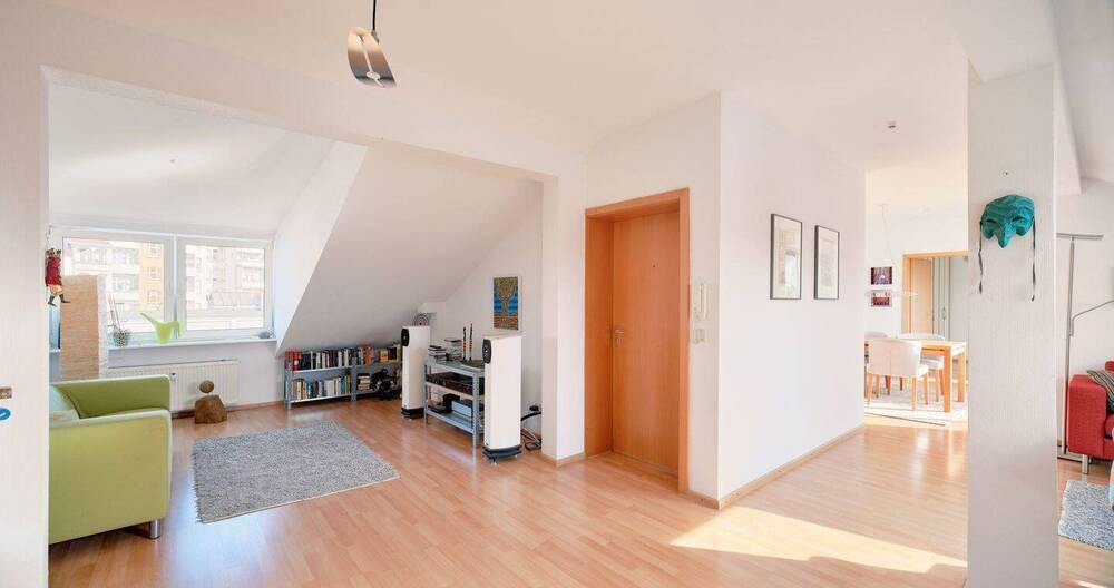 Über den Dächern der Stadt: Außergewöhnliche DG-Wohnung mit Terrasse und Blick über Stuttgart