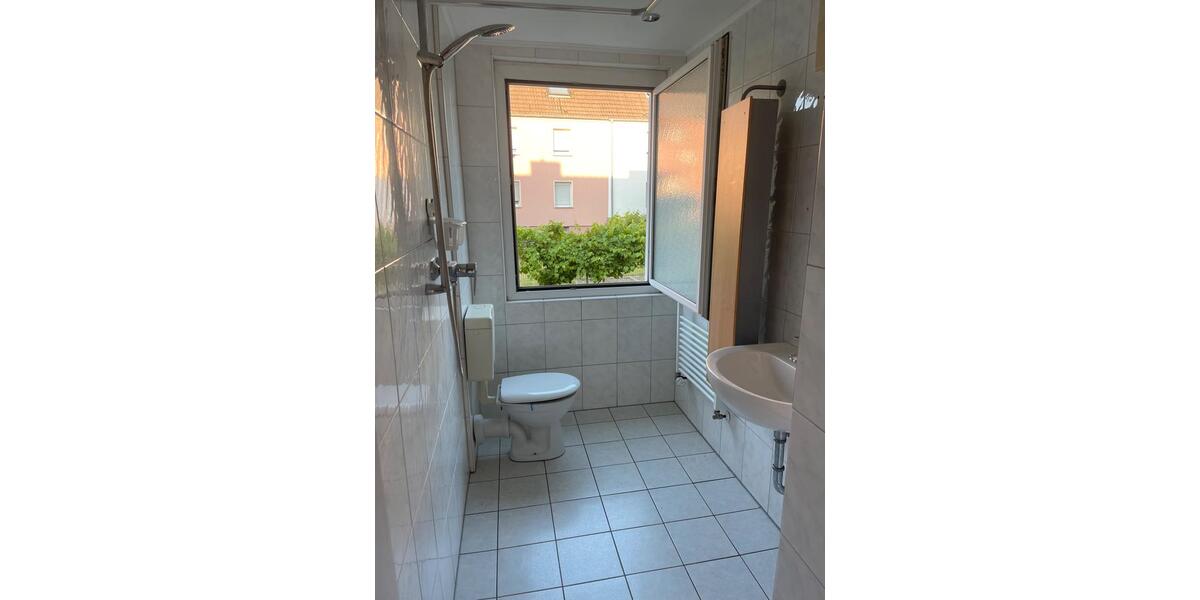 günstige EG-Wohnung (ca. 100 m²) kurzfristig von privat zu verm. 4 zimmer