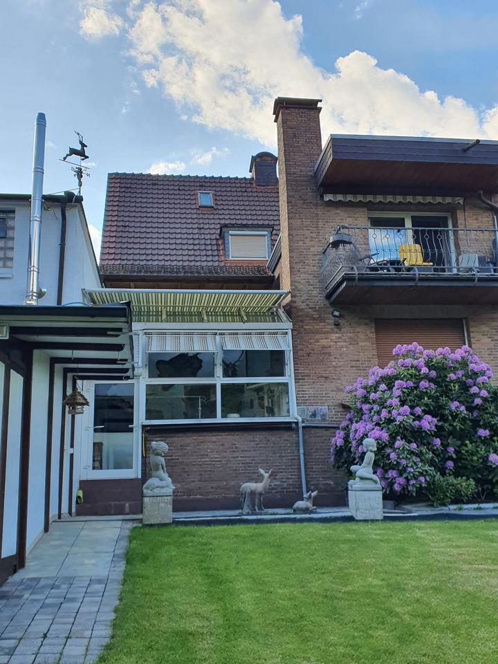 Doppelhaushälfte mit EinliegerWohnung, Teichgarten & Wintergarten