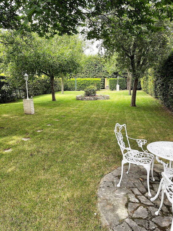 Wohnen und Arbeiten: Stilvolles Mehrfamilien- und Geschäftshaus mit großem Garten. 1 zimmer