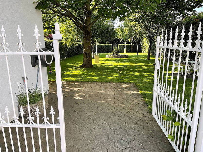 Wohnen und Arbeiten: Stilvolles Mehrfamilien- und Geschäftshaus mit großem Garten. 1 zimmer
