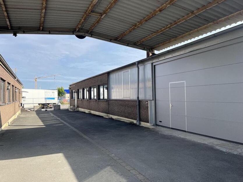 Lager ca 270m² mit 2 PKW Stellplätzen