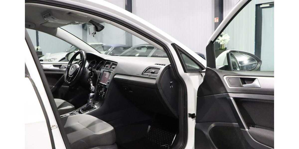 VW Golf E-GOLF VII DSG WHITE / LED / NAVI-DP+APPLE 52.000 km 12.577 &euro; Hamm 59077