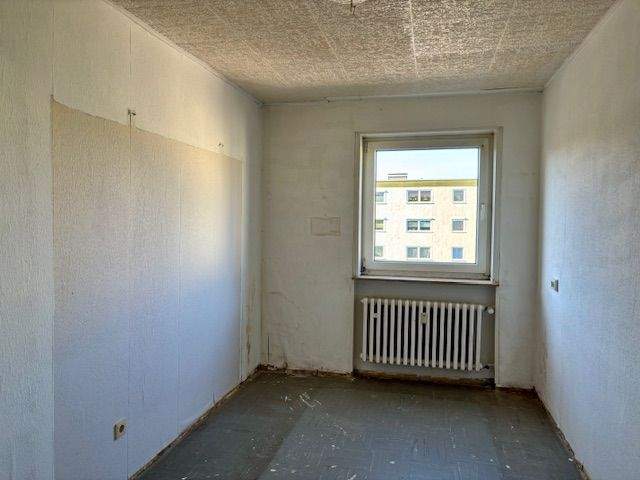 Sanierungsbedürftige 3 Zimmer mit West-Loggia und Stellplatz 3 zimmer